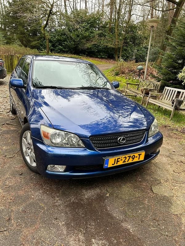 Blauw (metallic) Occasion 2003 Lexus IS200 Sport Line Stationwagen | € 3.500 - Afbeelding 1/4