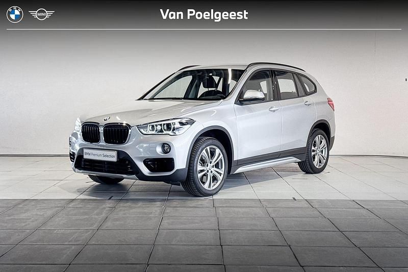 Glaciersilber metallic (licht grijs metallic) Gebruikt 2018 BMW X1 Sport Line SUV | € 25.900 (Eerlijke prijs) - Afbeelding 1/4