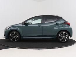 Nieuw Toyota Yaris Executive 131 PK (96 kW) 2026 Donker groen metallic Hatchback