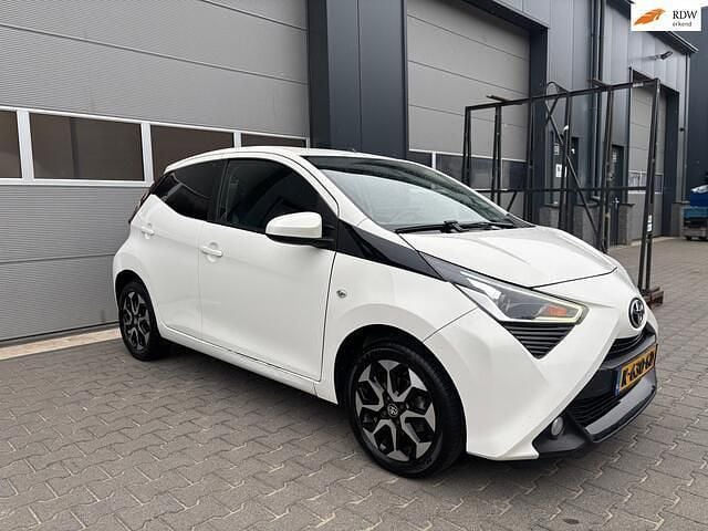 Wit Gebruikt 2018 Toyota Aygo X-play Hatchback | € 11.495 (Goede deal) - Afbeelding 1/4