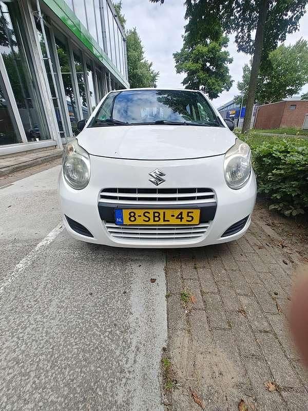Wit Occasion 2013 Suzuki Alto Comfort Hatchback | € 2.995 (Goede deal) - Afbeelding 1/4