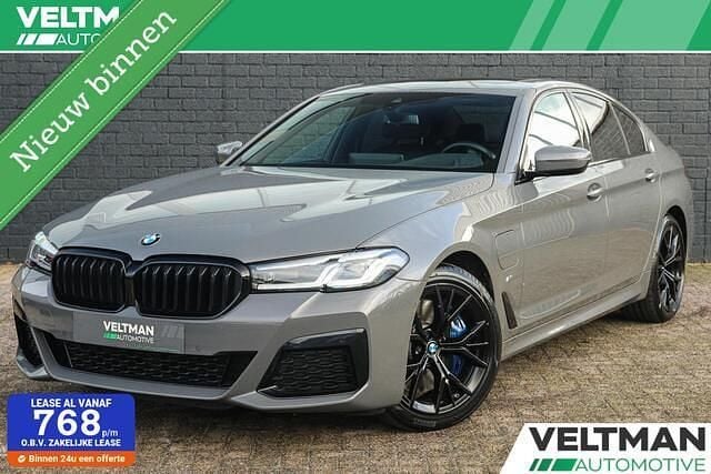 Grijs Occasion 2021 BMW 545e M Sport Sedan | € 46.945 (Goede deal) - Afbeelding 1/4