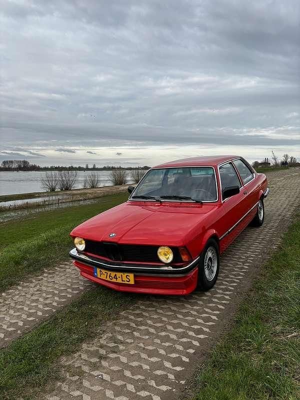 Rood Gebruikt 1983 BMW 315 Hatchback | € 16.000 - Afbeelding 1/4