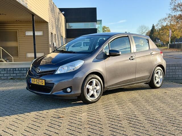 Grijs Occasion 2012 Toyota Yaris Hatchback | € 8.445 (Eerlijke prijs) - Afbeelding 1/4