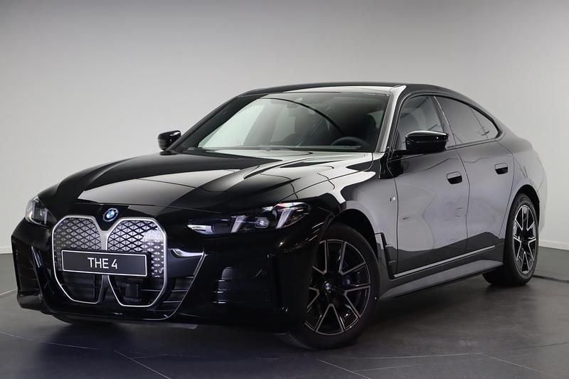 Saphirschwarz Nieuw 2025 BMW i4 M Sport Sedan | € 65.036 (Super prijs) - Afbeelding 1/4