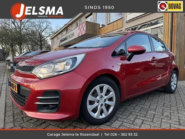 Rood Occasion 2015 Kia Rio Comfort Hatchback | € 4.750 (Goede deal) - Afbeelding 1/4