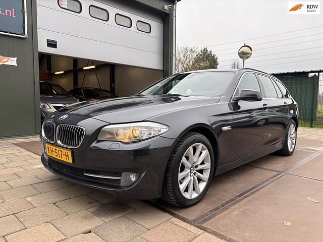 Grijs (metallic) Occasion 2012 BMW 520 Executive Stationwagen | € 5.999 (Goede deal) - Afbeelding 1/4