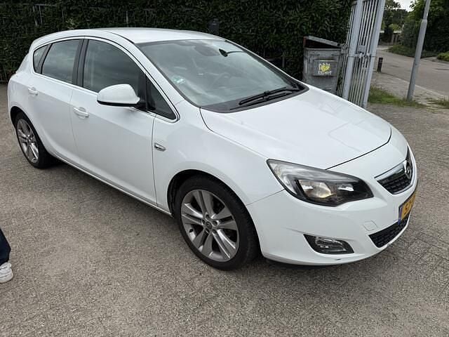 Wit Gebruikt 2011 Opel Astra Sport Hatchback | € 2.999 (Eerlijke prijs) - Afbeelding 1/4