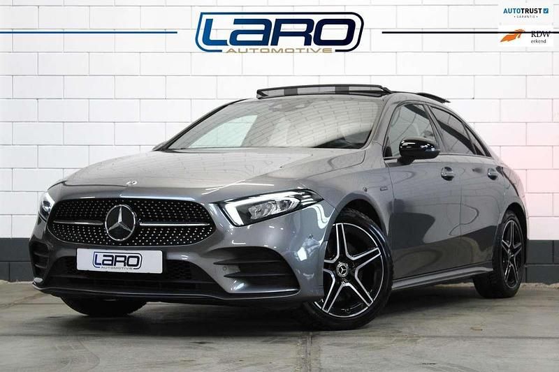 Grijs Gebruikt 2021 Mercedes A250 AMG Sedan | € 29.900 (Eerlijke prijs) - Afbeelding 1/4