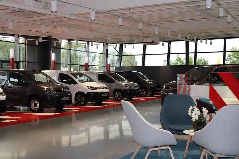 Zwart Gebruikt 2023 Citroën e-C4 Feel SUV | € 19.940 (Eerlijke prijs) - Afbeelding 1/1