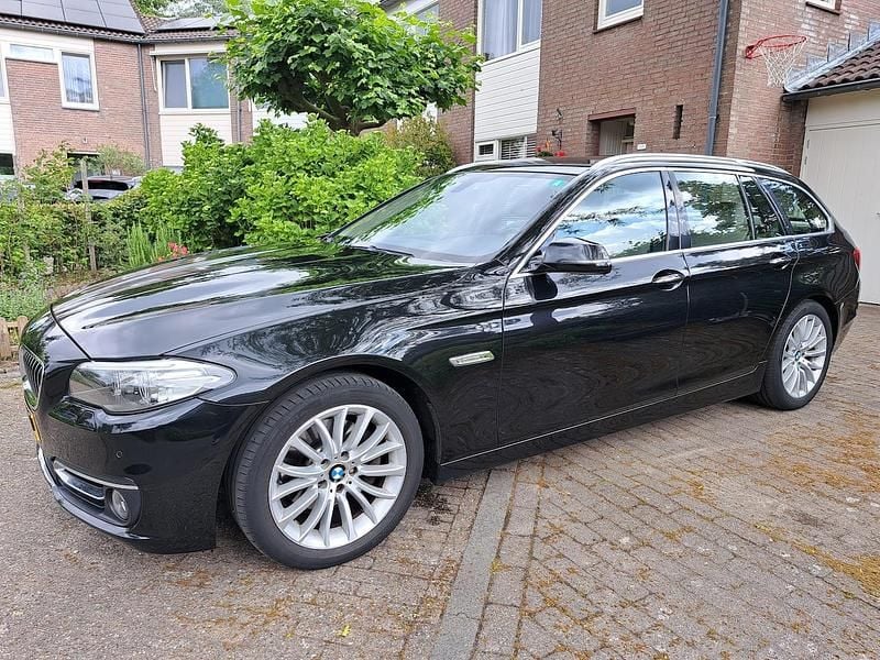 Zwart (metallic) Occasion 2014 BMW 520 Luxury Line Stationwagen | € 13.500 - Afbeelding 1/4
