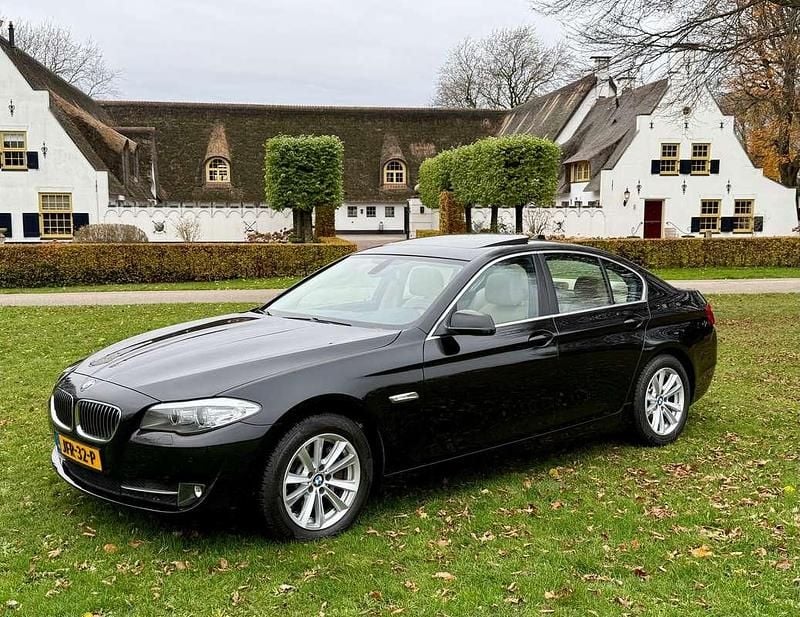 Zwart Occasion 2011 BMW 528 Sedan | € 17.950 (Eerlijke prijs) - Afbeelding 1/4