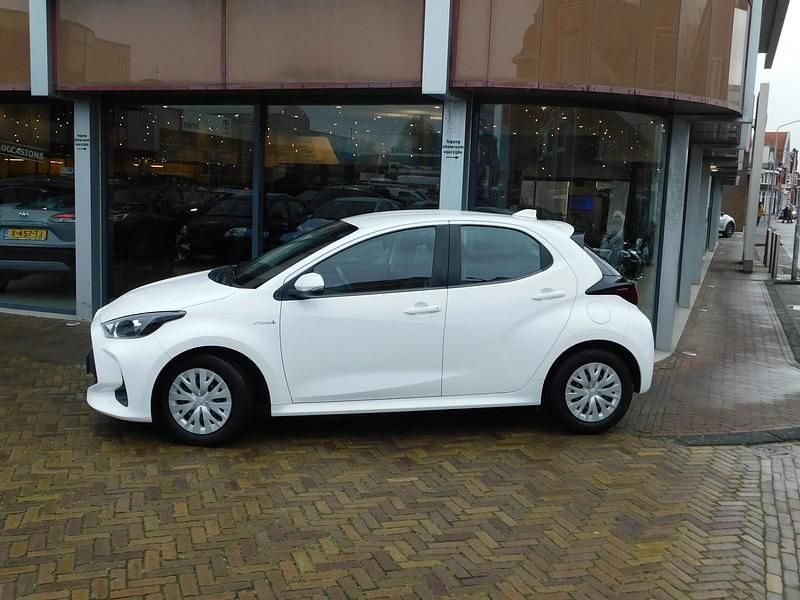 Occasion Toyota Yaris Hybrid Active 80 PK (58 kW) 2021 Wit Hatchback