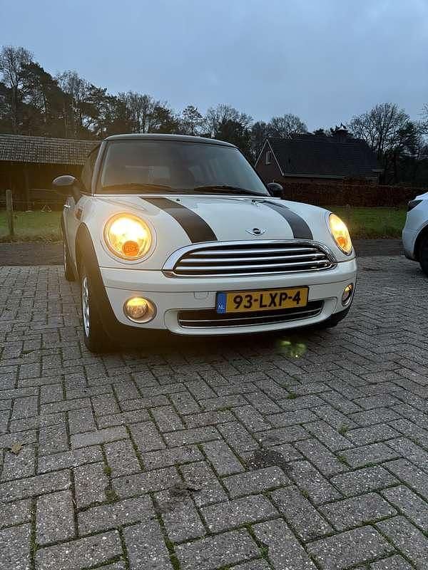 Wit Occasion 2010 Mini Cooper Hatchback | € 3.000 (Goede deal) - Afbeelding 1/4