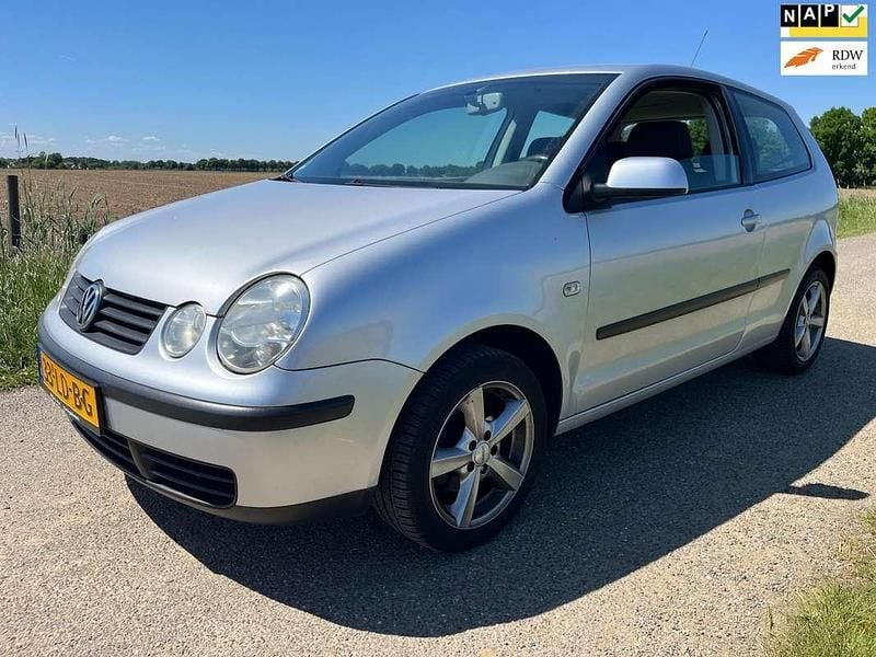 Grijs Gebruikt 2002 VW Polo Comfortline Hatchback | € 1.950 (Eerlijke prijs) - Afbeelding 1/4