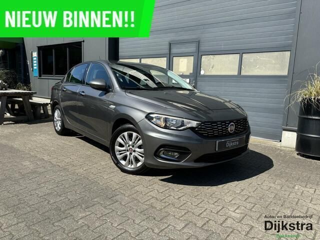 Grijs Gebruikt 2016 Fiat Tipo Lounge Sedan | € 8.650 (Eerlijke prijs) - Afbeelding 1/4