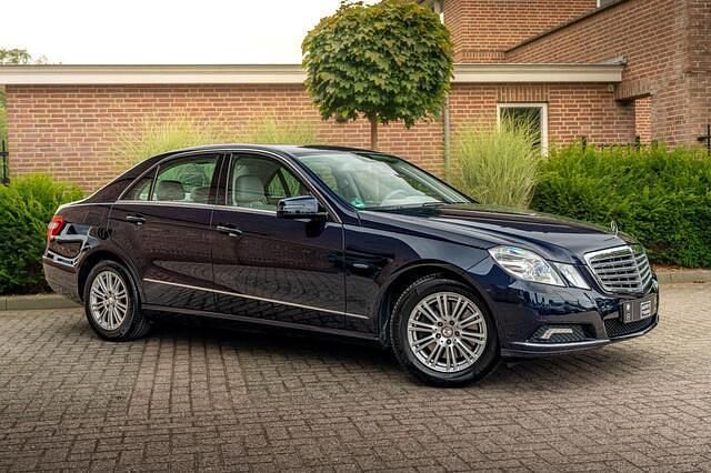 Grijs Gebruikt 2009 Mercedes E350 Elegance Sedan | € 19.950 (Duur) - Afbeelding 1/4