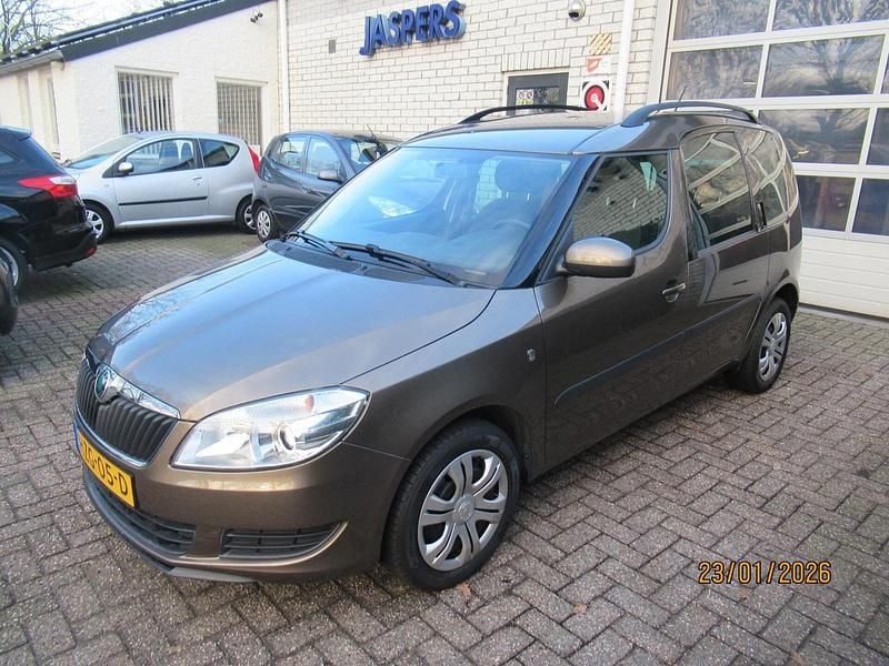 Bruin Occasion 2013 Skoda Roomster Ambition MPV | € 6.900 (Eerlijke prijs) - Afbeelding 1/4