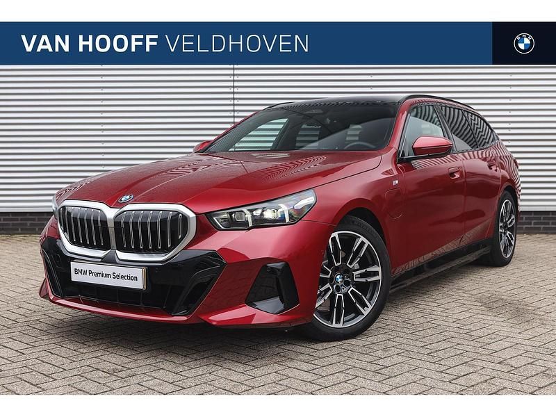 Rood Occasion 2025 BMW 530e M Sport Stationwagen | € 64.250 (Eerlijke prijs) - Afbeelding 1/4