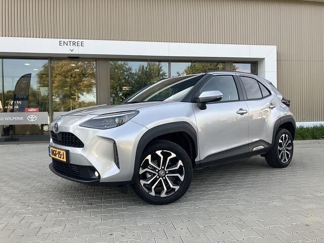 Grijs Nieuw 2025 Toyota Yaris MPV | € 32.900 (Duur) - Afbeelding 1/4