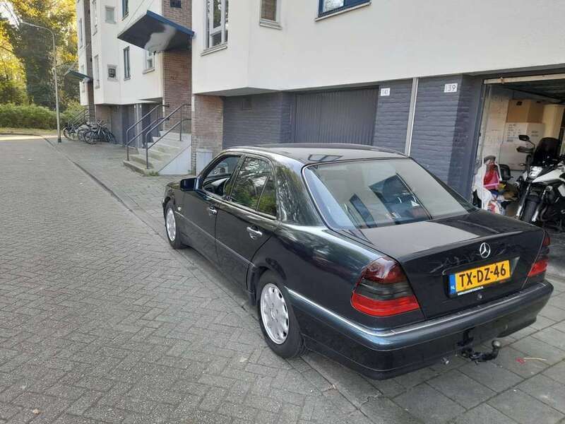 Zwart Gebruikt 1998 Mercedes C220 Sedan | € 2.850 - Afbeelding 1/4