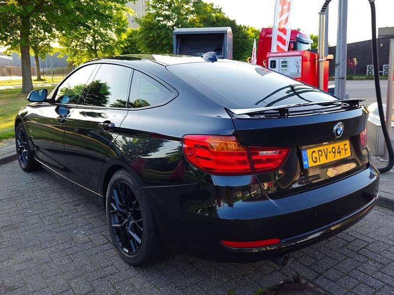 Zwart Gebruikt 2016 BMW 318 M Sport Sedan | € 15.000 (Eerlijke prijs) - Afbeelding 1/4