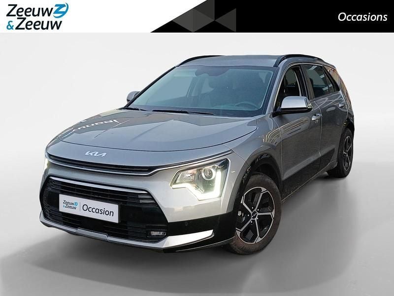 Grijs Occasion 2023 Kia Niro SUV | € 28.950 (Eerlijke prijs) - Afbeelding 1/4