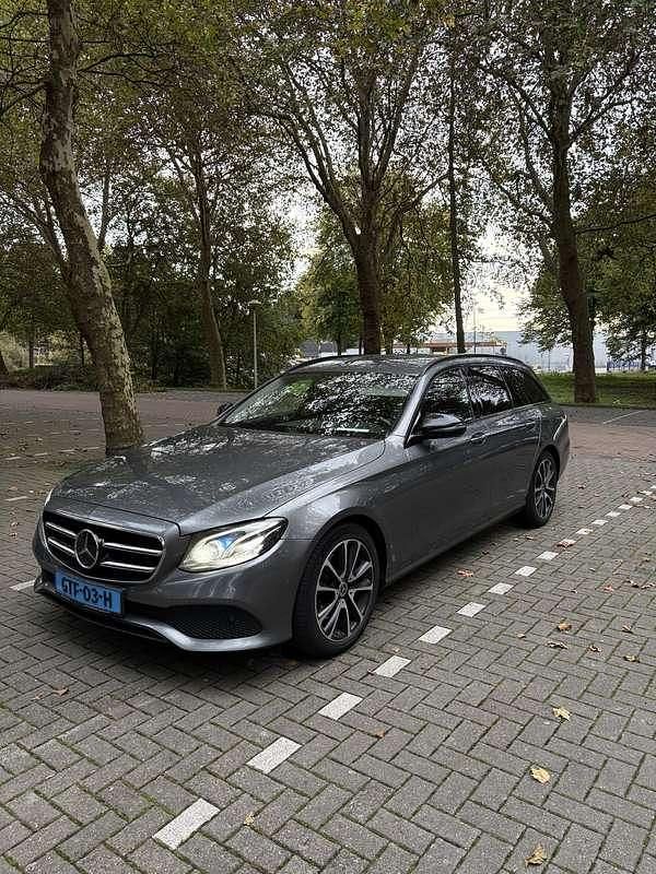 Grijs Gebruikt 2019 Mercedes E220 Night Stationwagen | € 19.000 (Eerlijke prijs) - Afbeelding 1/4