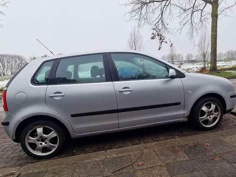 Grijs Occasion 2002 VW Polo Comfortline Hatchback | € 3.950 (Duur) - Afbeelding 1/4