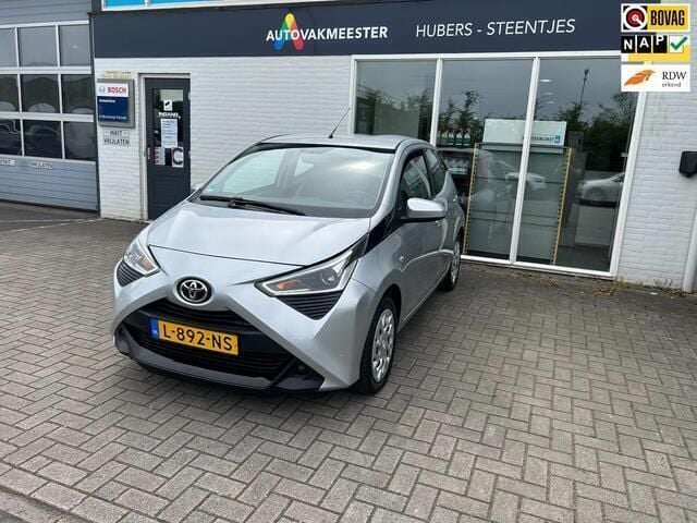 Grijs Gebruikt 2021 Toyota Aygo X-play Hatchback | € 11.995 (Eerlijke prijs) - Afbeelding 1/4