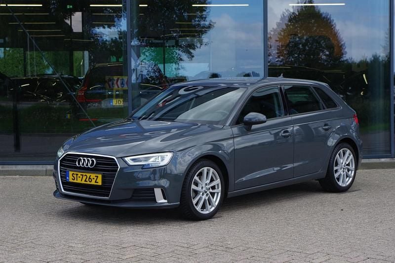 Grijs Occasion 2018 Audi A3 Sportback Sport Hatchback | € 18.400 (Eerlijke prijs) - Afbeelding 1/4