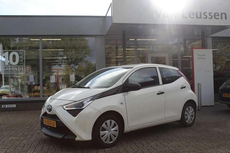 Wit Occasion 2021 Toyota Aygo Hatchback | € 9.900 (Eerlijke prijs) - Afbeelding 1/4