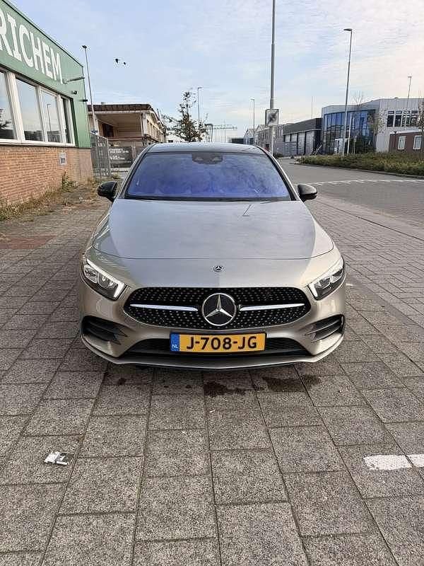 Grijs Gebruikt 2019 Mercedes A200 AMG Stationwagen | € 23.999 (Eerlijke prijs) - Afbeelding 1/4