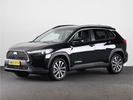 Attitude black metallic (donker zwart metallic) Nieuw 2025 Toyota Corolla SUV | € 41.890 - Afbeelding 1/4