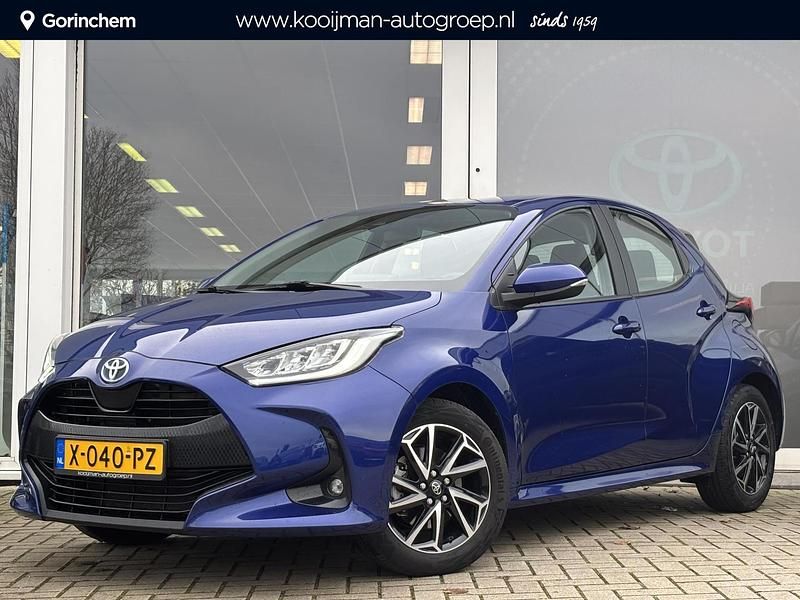 Blauw Occasion 2024 Toyota Yaris Hybrid Hatchback | € 24.900 (Iets duurder) - Afbeelding 1/4