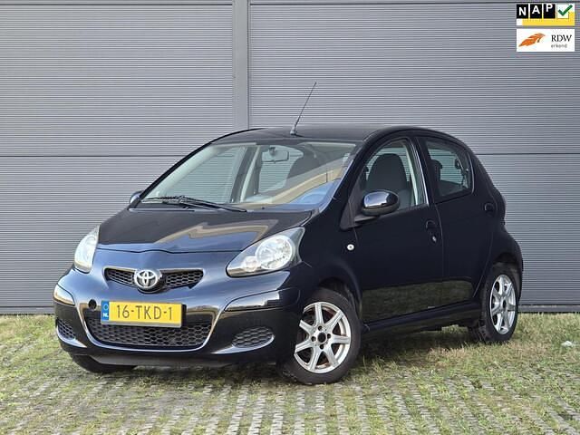 Zwart (metallic) Occasion 2012 Toyota Aygo Comfort Hatchback | € 4.449 (Eerlijke prijs) - Afbeelding 1/4