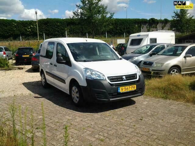 Wit Gebruikt 2018 Peugeot Partner Premium MPV | € 9.748 (Iets duurder) - Afbeelding 1/4