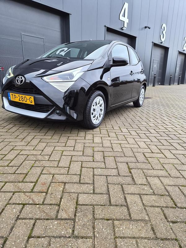 Occasion Toyota Aygo X-play 72 PK (52 kW) 2018 Zwart (metallic) Hatchback