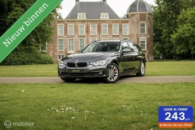 Grijs, metallic lak Gebruikt 2018 BMW 318 Executive Stationwagen | € 14.999 (Eerlijke prijs) - Afbeelding 1/4