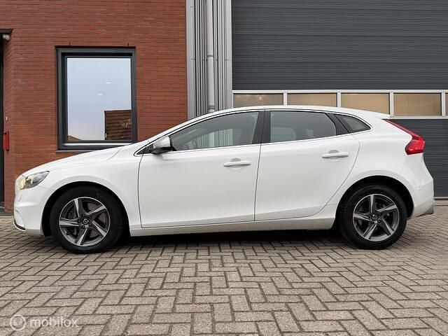 Wit Occasion 2016 Volvo V40 R-Design Hatchback | € 15.950 (Goede deal) - Afbeelding 1/4