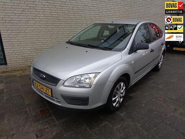 Grijs Gebruikt 2006 Ford Focus Hatchback | € 1.500 (Eerlijke prijs) - Afbeelding 1/4
