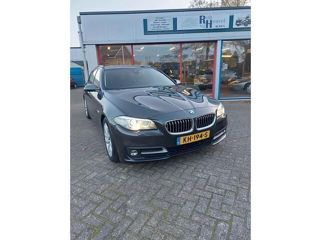 Grijs (metallic) Occasion 2016 BMW 520 M Sport Stationwagen | € 12.750 (Eerlijke prijs) - Afbeelding 1/4