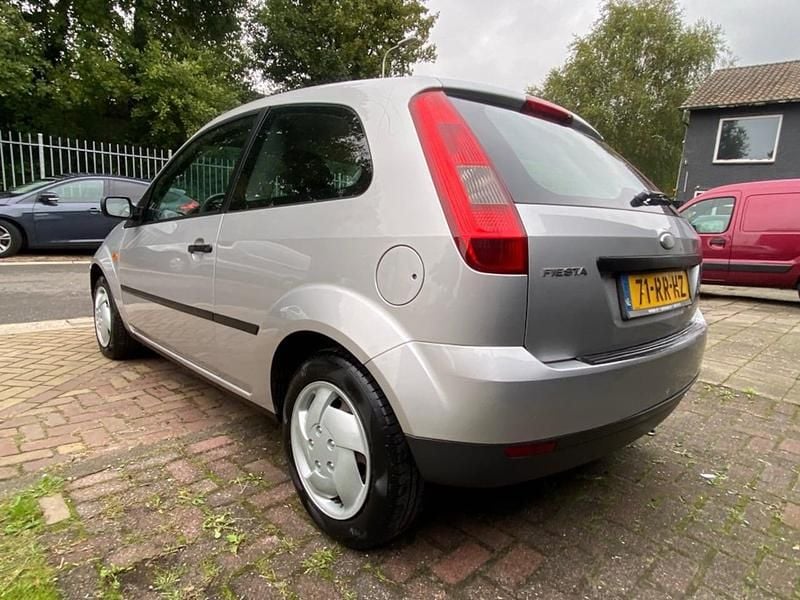 Grijs Gebruikt 2005 Ford Fiesta Style Hatchback | € 999 (Goede deal) - Afbeelding 1/4