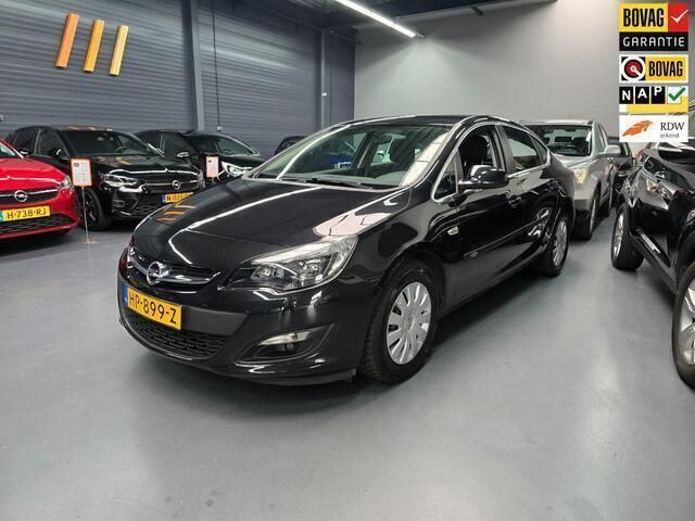 Zwart Gebruikt 2015 Opel Astra Design Edition Sedan | € 10.495 (Goede deal) - Afbeelding 1/4