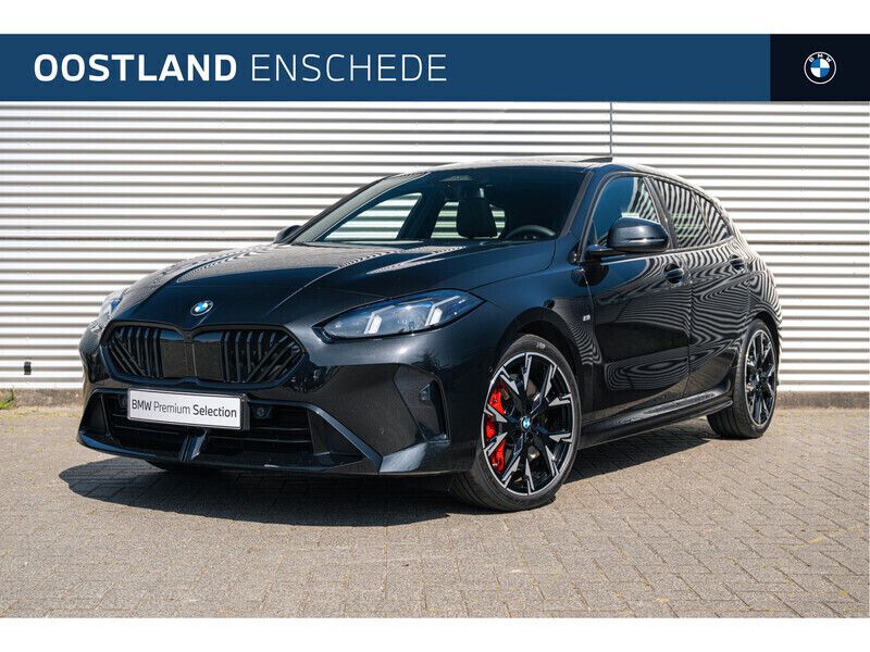 Zwart, metallic lak Gebruikt 2024 BMW 120 M Sport Hatchback | € 44.500 (Eerlijke prijs) - Afbeelding 1/4