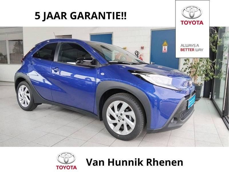 Blauw (metallic) Gebruikt 2024 Toyota Aygo X SUV | € 17.899 (Super prijs) - Afbeelding 1/4