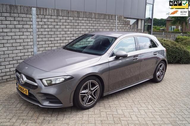 Grijs, metallic lak Gebruikt 2018 Mercedes A200 Business Hatchback | € 22.850 (Eerlijke prijs) - Afbeelding 1/4