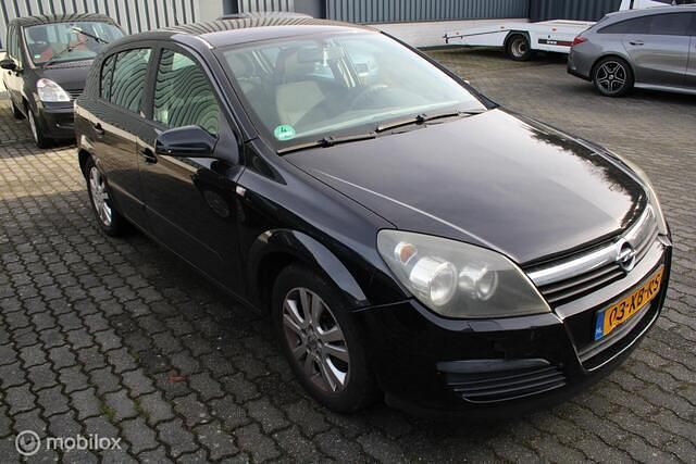 Zwart (metallic) Occasion 2007 Opel Astra Business Hatchback | € 995 (Super prijs) - Afbeelding 1/4
