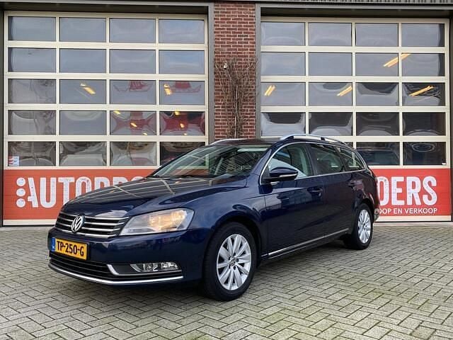Blauw (metallic) Gebruikt 2014 VW Passat Comfortline Stationwagen | € 6.950 (Goede deal) - Afbeelding 1/4