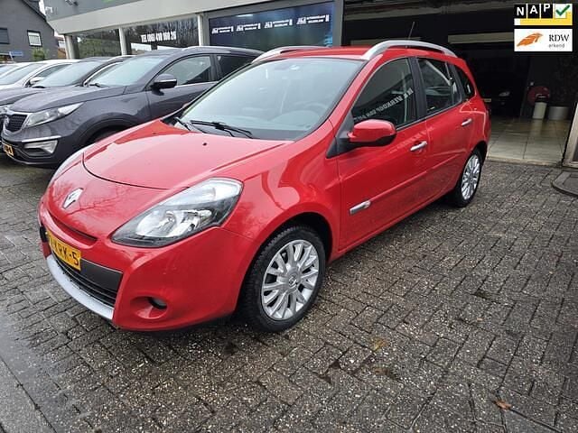 Rood Occasion 2010 Renault Clio GrandTour Dynamique Stationwagen | € 5.450 (Eerlijke prijs) - Afbeelding 1/4